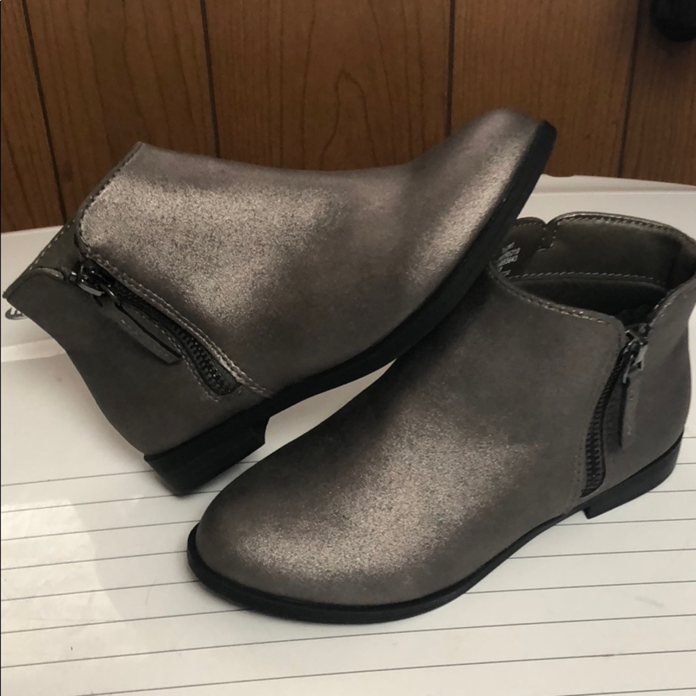 Little girls size 1 silver glitter boots.